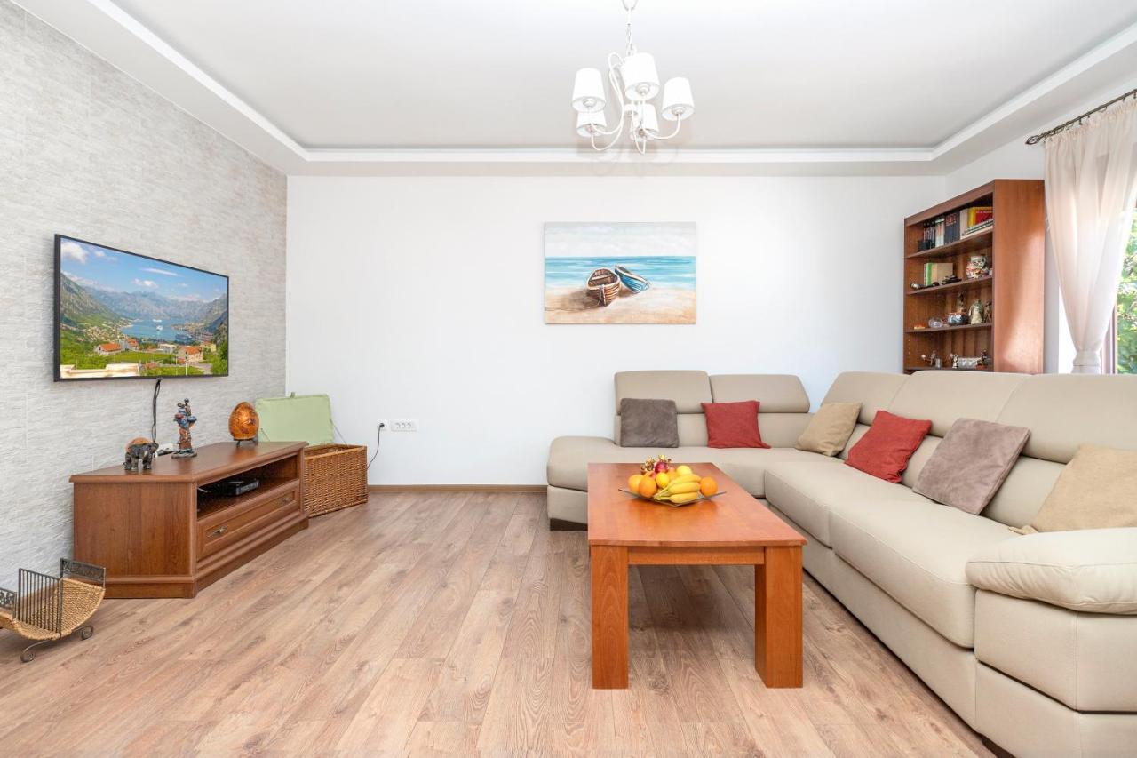 Seafoam Apartment Cattaro Esterno foto